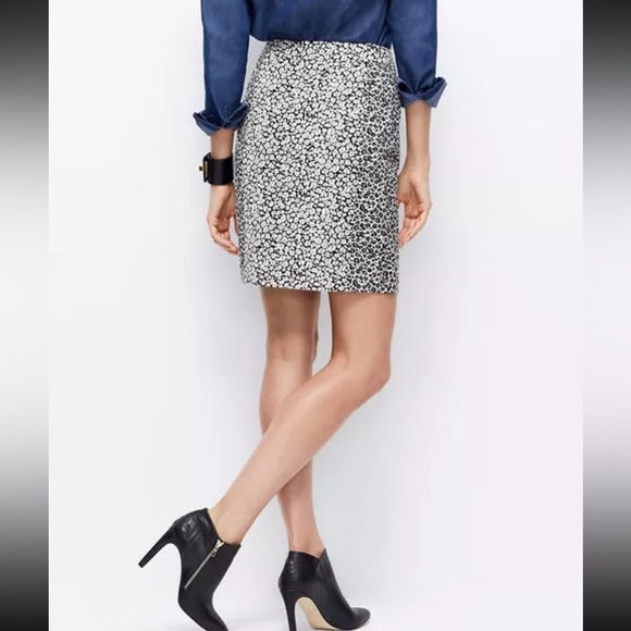 Ann Taylor Animal Print Pencil Skirt Zipper Accent Leopard Black Gray Size 10 - Picture 4 of 15